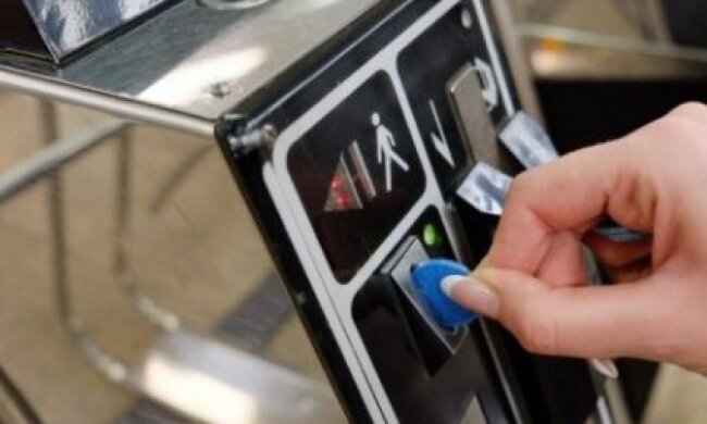 Ще одна станція київського метро відмовилася від жетонів