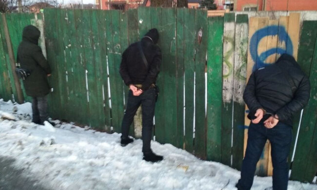 У Києві на «гарячому» затримано групу квартирних злодіїв