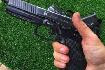 “Одні дебіли навколо” – невідомі стріляли з балкону багатоповерхівки