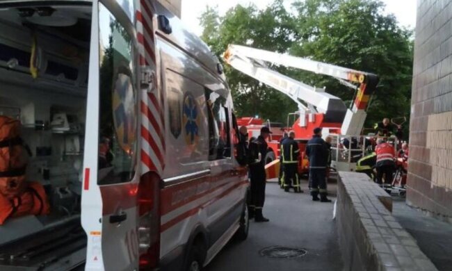 У Києві чоловік стрибнув з 5 поверху і вижив, а потім “відбивався” від допомоги (відео)