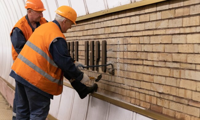 У Києві повністю декомунізовали станцію метро на "зеленій" гілці