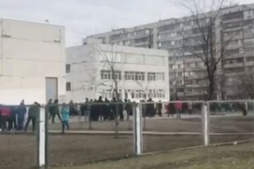 На Троєщині зі школи евакуюють учнів та вчителів