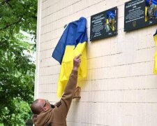 Вічна пам'ять Героям: на Оболоні відкрили меморіальні дошки на честь двох полеглих захисників України