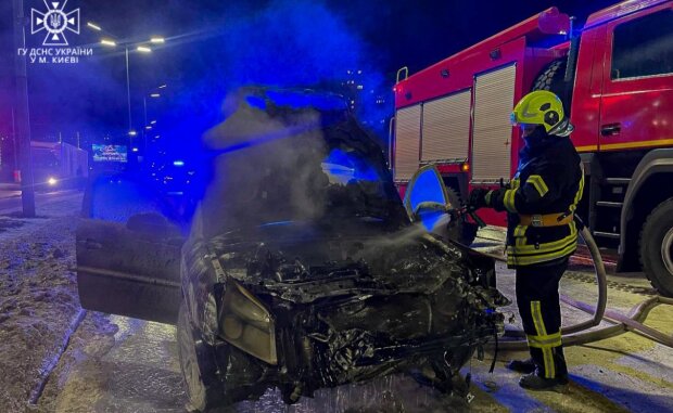 Ввечері 6 січня у Дарницькому районі палало авто, навіть перекривали частину вулиці