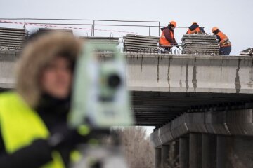 Відновити проїзд шляхопроводом на Богатирський обіцяють до кінця березня