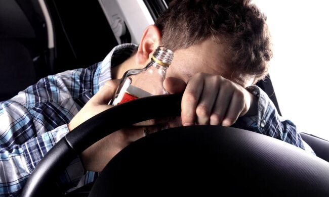 У столиці неадекватний водій завдав ушкоджень кільком машинам, тікаючи від поліції