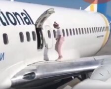 В Борисполі затримали рейс через жінку, що вийшла на крило літака через аварійний люк (відео)