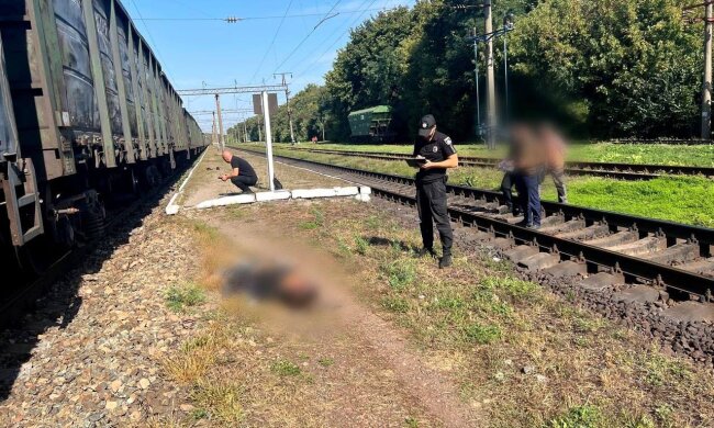 Під колесами потяга загинув чоловік — поліція Київщини