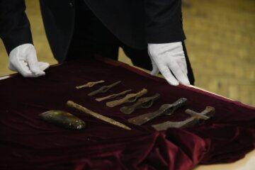 У Києві до музейного фонду України передали викрадені росією культурні цінності