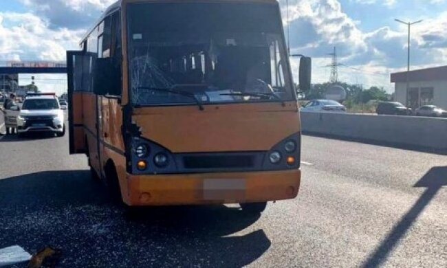Під Києвом зіткнулися вантажівка та пасажирський автобус: є потерпілі