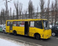 У Києві автомобіль таксі врізався в маршрутку