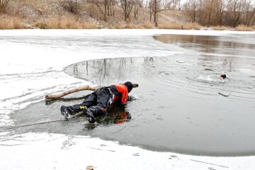 Тонкий лід і смертельна пастка: через потепління на річках України подвоїлася небезпека