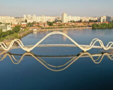 У Києві відкрили пішохідний міст-хвилю на Оболонський острів