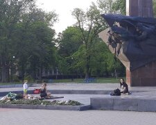В парку Слави на Київщині дівчата смажили сосиски на Вічному вогні (фото, відео)