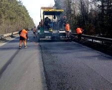 Дороги оживають: на головних трасах України масово латають асфальт