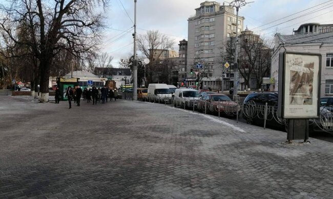 Біля станцій метро Печерська та Арсенальна розігнали вуличних торговців