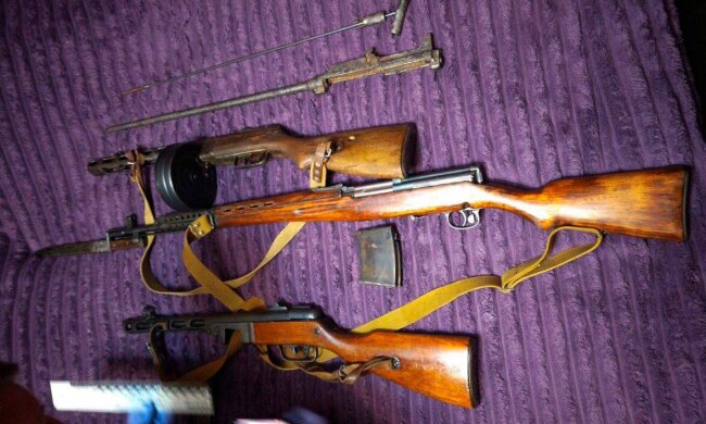 Гвинтівки поштою: у столиці викрили торговця зброєю, який продавав відреставровані раритети через інтернет