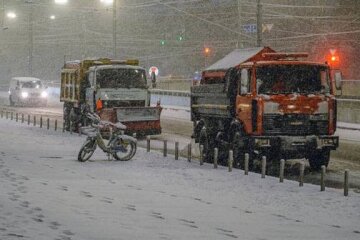 Снігова буря атакує Київ: на Печерських пагорбах терміново приспустили головний прапор країни!