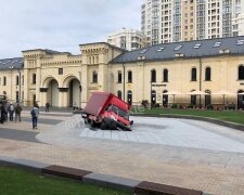 У Києві на Арсенальній площі у відкритий напередодні фонтан провалилася вантажівка (відео)