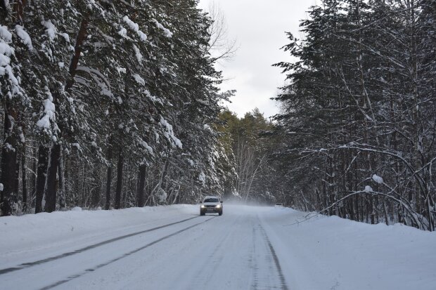 Україну накриє снігом: куди звертатися автомобілістам, що застрягли в дорозі