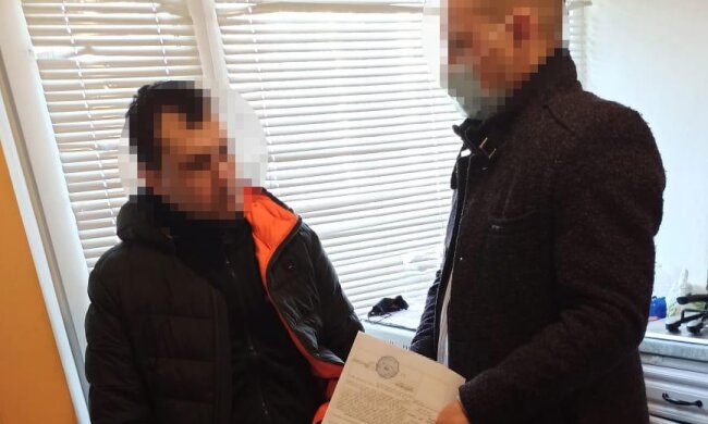 Прокурор та слідчий вимагали гроші у матері фігуранта кримінального провадження