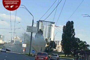На проспекті Перемоги прорвало трубу: з-під землі б'є фонтан