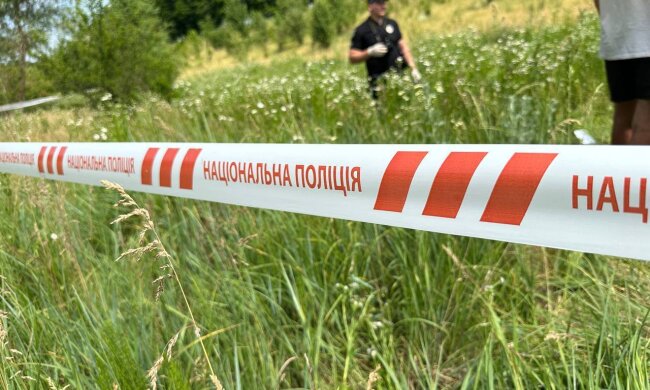У Київській області жінка облила бензином, підпалила, скинула в болото, а згодом закопала 26-річного хлопця