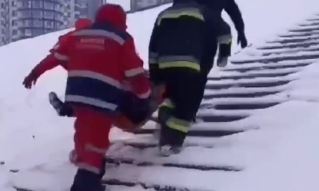 У столиці помер рибалка, який провалився під кригу за 150 м від берега на Дніпрі