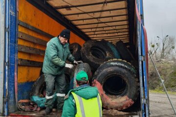 Понад 1700 — вчергове у Дарницькому районі зібрали з околиці старі автопокришки