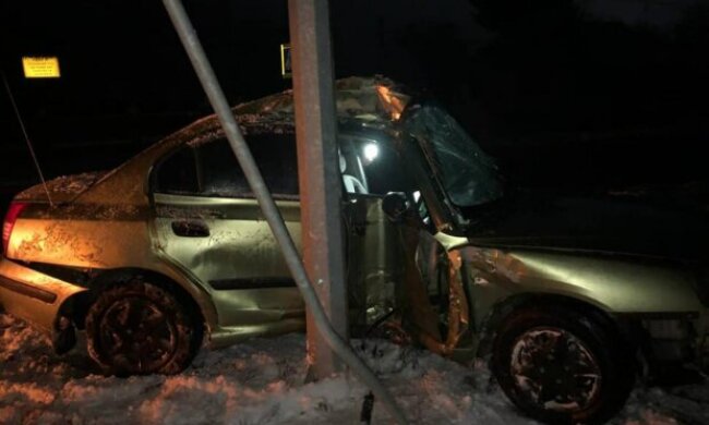 Авто з підлітками перетворилося на купу металу після удару об стовп: “Був п’яний”