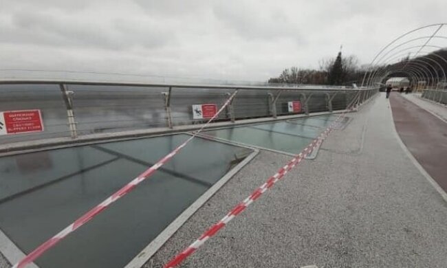 Тріснуте скло на «мосту Кличка»: вандали тут ні при чому