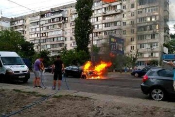 На Оболоні посеред дороги загорівся автомобіль (відео)