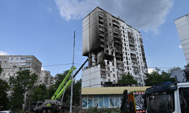 Вибух у багатоповерхівці в Дніпровському районі — рятувальники розбирають завали
