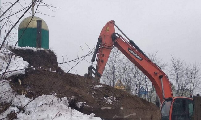 На Батиєвій горі знесли паркан забудовника, який той встановив навколо 110-річної будівлі з церквою (відео)