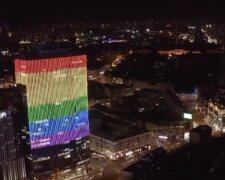 Нацкорпус погрожує ТРЦ Гулівер через флешмоб із прапором ЛГБТ
