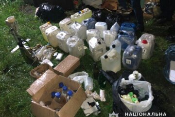 Мільйони, наркотики, зброя: в Києві викрили нарколабораторію, де щомісяця виготовляли по 30 кг товару