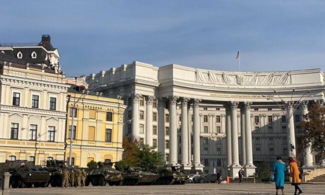 У Києві на Михайлівській площі з’явилась бойова військова техніка
