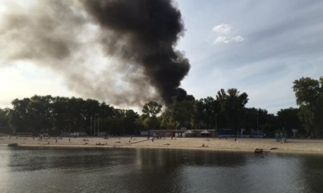 У Києві загорівся розважальний комплекс на Дніпрі