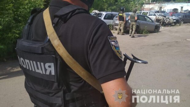 Спецоперація в Полтаві: чоловік погрожує підірвати гранатою себе та заручника. Оновлюється