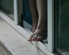 У Києі на Райдужному масиві дівчина посварилася з хлопцем і вистрибнула з вікна