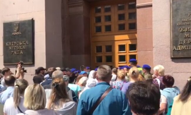 Маніфестанти намагалися прорватися в будівлю КМДА (відео)