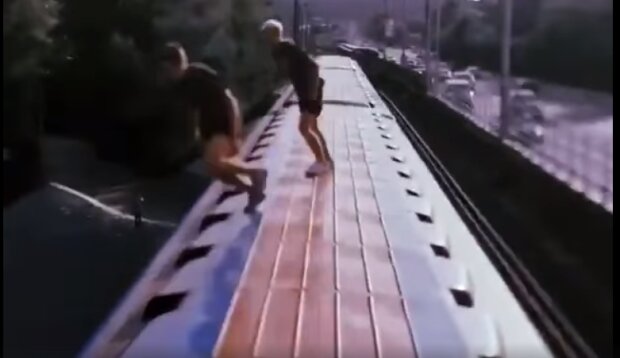 Двоє хлопців стрибнули в Дніпро з даху вагона метро (відео)