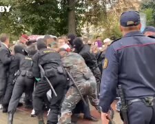 Масовий марш студентів у Мінську жорстко розігнали силовики, є затримані (відео)