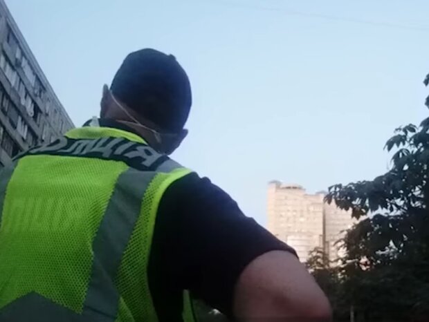 У Києві копи врятували жінку, яка намагалася викинутися з вікна (відео)