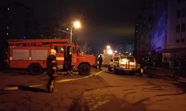Через пожежу у житловому будинку на Позняках вночі рятували людей