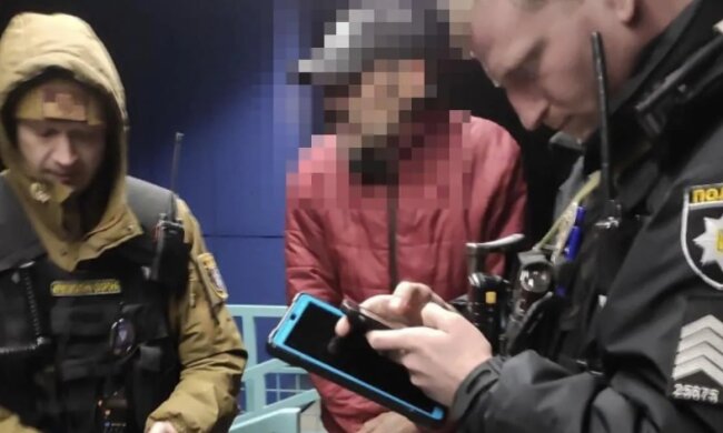 У Києві п'яний чоловік під час комендантської години пошкодив двері лікарні