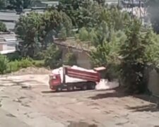 На Оболоні навпроти житлового будинку будівельники створюють смітник (відео)