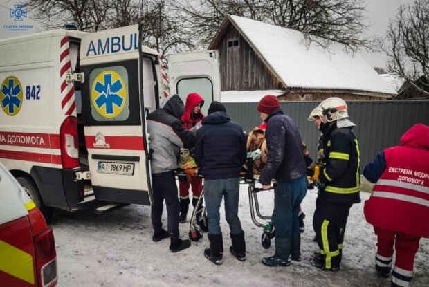 Рятувальники Київщини допомогли жінці, що підсковзнувшись, наразилась на металевий штир огорожі