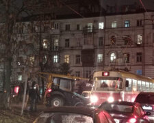 У Києві на Лук’янівці трактор врізався в трамвай