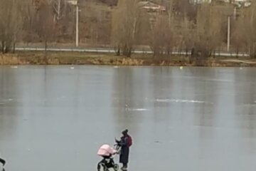 На Оболоні матуся з коляскою гуляла по кризі в +8